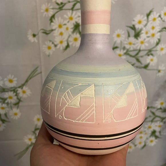Vintage indigenous Navajo pastel stripe hand carved hand made pottery vase - Picture 4 of 7